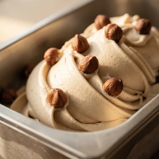 Haselnussgelato mit gerösteten Haselnüssen